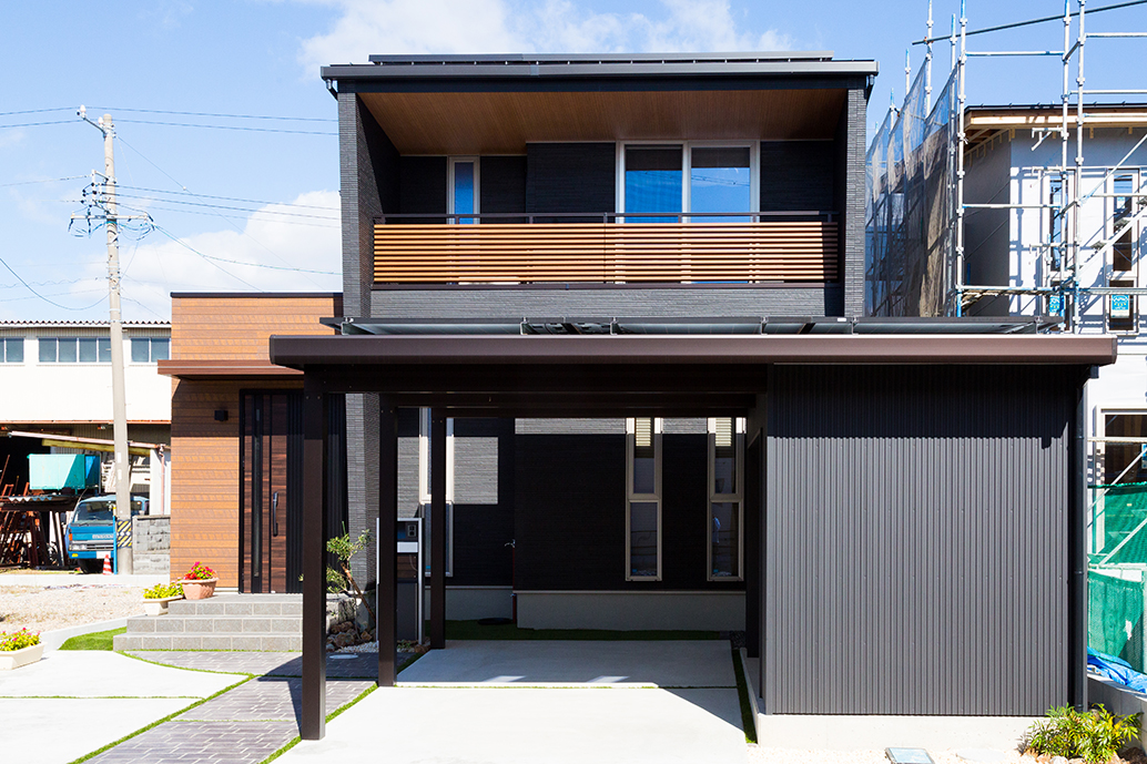 建物の個性を主張するモダンな外観