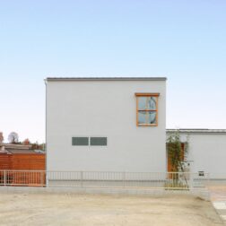 滋賀県栗東市の注文住宅のグレーの塗り壁の外観