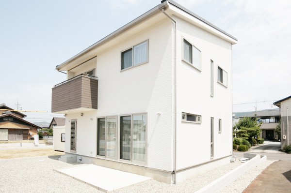 空に溶け込む住宅
