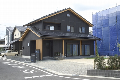 外とゆるやかに繋がる長い土間のある家